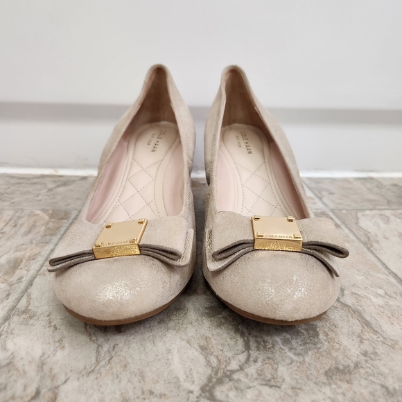 Cole Haan Tali Grand.OS Bow Wedge, Color: Cream/Gold, Size: 8 - Picture 2 of 11